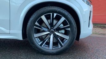 Volvo XC90 2.0 B5P Plus Dark 5dr AWD Geartronic