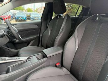 Peugeot 308 1.2 Hybrid 136 Allure 5dr e-DSC6