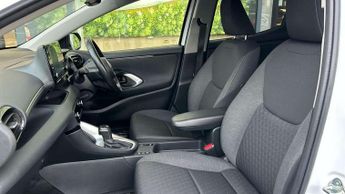 Toyota Yaris 1.5 Hybrid Design 5dr CVT