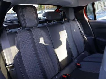 Peugeot 208 1.2 Hybrid 100 Allure 5dr e-DSC6