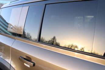 Land Rover Defender 3.0 D250 HSE 110 5dr Auto [6 Seat]