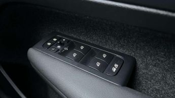 Volvo XC40 2.0 B4P Ultimate Dark 5dr Auto