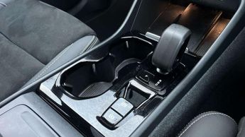 Volvo XC40 2.0 B4P Ultimate Dark 5dr Auto