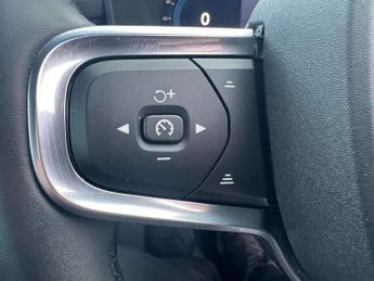 Volvo XC40 2.0 B4P Plus Dark 5dr Auto