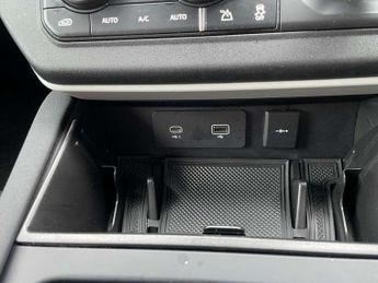 Land Rover Defender 3.0 D250 X-Dynamic SE 90 3dr Auto