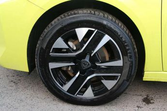 Peugeot 208 1.2 Hybrid 100 Allure 5dr e-DSC6