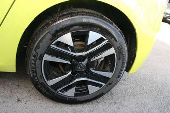 Peugeot 208 1.2 Hybrid 100 Allure 5dr e-DSC6