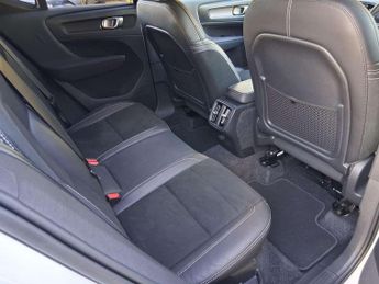 Volvo XC40 2.0 D3 R DESIGN Pro 5dr AWD Geartronic