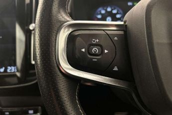 Volvo XC40 2.0 T5 R DESIGN Pro 5dr AWD Geartronic