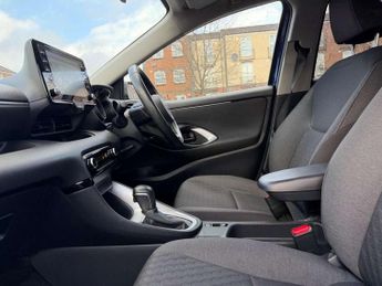 Toyota Yaris 1.5 Hybrid Design 5dr CVT