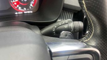 Volvo XC40 2.0 T4 R DESIGN 5dr Geartronic