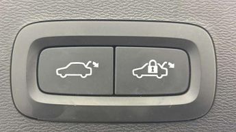 Volvo XC40 2.0 B4P Ultimate Dark 5dr Auto