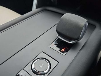 Land Rover Discovery 3.0 D300 R-Dynamic SE 5dr Auto