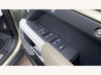 Land Rover Defender 3.0 D250 X-Dynamic SE 110 5dr Auto