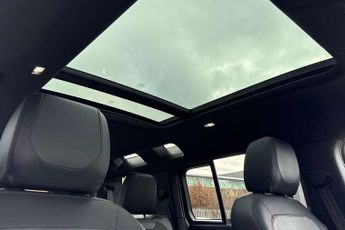 Land Rover Defender 3.0 D300 X-Dynamic SE 110 5dr Auto [7 Seat]