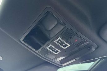 Land Rover Defender 3.0 D300 X-Dynamic SE 110 5dr Auto [7 Seat]