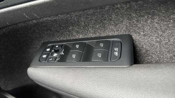 Volvo XC40 2.0 B4P Ultimate Dark 5dr Auto