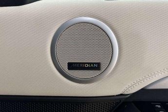 Land Rover Discovery 3.0 D300 R-Dynamic SE 5dr Auto