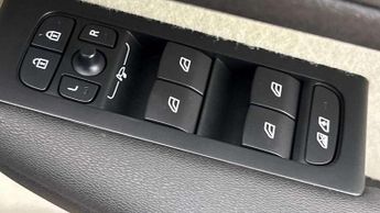 Volvo XC40 2.0 B4P Ultra Dark 5dr Auto