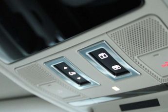 Land Rover Defender 3.0 D250 SE 110 5dr Auto