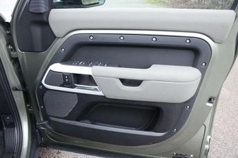 Land Rover Defender 3.0 D250 SE 110 5dr Auto