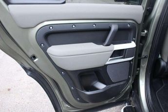 Land Rover Defender 3.0 D250 SE 110 5dr Auto