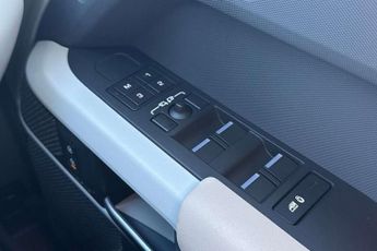 Land Rover Defender 3.0 D250 X-Dynamic SE 110 5dr Auto