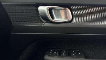 Volvo XC40 2.0 T4 R DESIGN 5dr AWD Geartronic