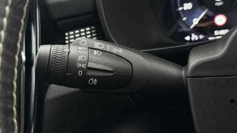 Volvo XC40 2.0 T4 R DESIGN 5dr AWD Geartronic