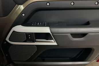 Land Rover Defender 3.0 D250 Hard Top HSE Auto