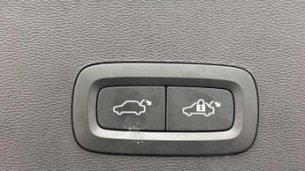 Volvo XC40 2.0 B4P Ultimate Dark 5dr Auto