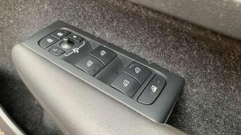 Volvo XC40 2.0 T4 R DESIGN 5dr Geartronic