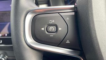 Volvo XC40 2.0 B3P Plus Dark 5dr Auto