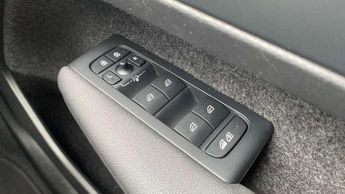 Volvo XC40 2.0 B3P Plus Dark 5dr Auto