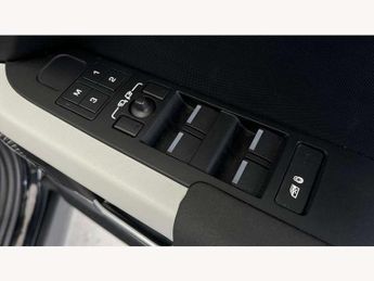 Land Rover Defender 2.0 P400e X-Dynamic SE 110 5dr Auto