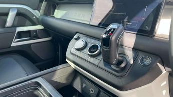 Land Rover Defender 3.0 D300 X-Dynamic SE 110 5dr Auto