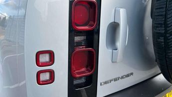 Land Rover Defender 3.0 D300 X-Dynamic SE 110 5dr Auto
