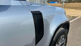 Land Rover Defender 3.0 D300 X-Dynamic SE 110 5dr Auto