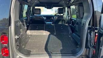 Land Rover Defender 3.0 D300 X-Dynamic HSE 110 5dr Auto