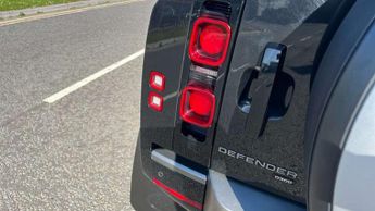 Land Rover Defender 3.0 D300 X-Dynamic HSE 110 5dr Auto