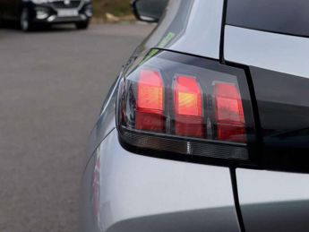 Peugeot 208 1.2 PureTech 100 Active Premium + 5dr EAT8