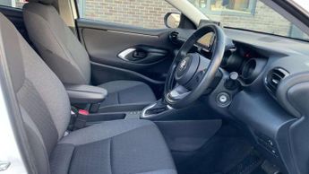 Toyota Yaris 1.5 Hybrid Design 5dr CVT