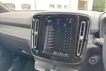 Volvo XC40 2.0 B3P Plus Dark 5dr Auto