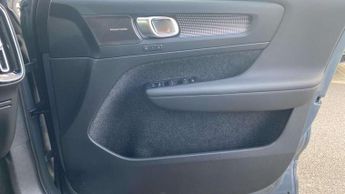 Volvo XC40 2.0 B4P Ultimate Dark 5dr Auto