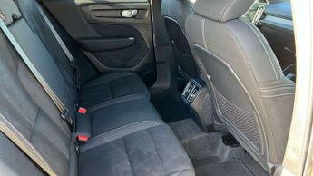 Volvo XC40 2.0 B3P Plus Dark 5dr Auto