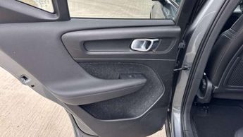 Volvo XC40 2.0 T4 Momentum Pro 5dr AWD Geartronic