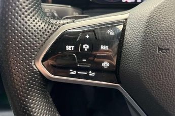 Volkswagen Golf 1.5 eTSI R-Line 5dr DSG