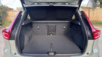 Volvo XC40 2.0 B4P Ultimate Dark 5dr Auto