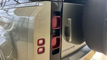 Land Rover Defender 3.0 D300 SE 110 5dr Auto