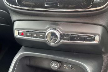 Volvo XC40 2.0 B4P Plus Dark 5dr Auto